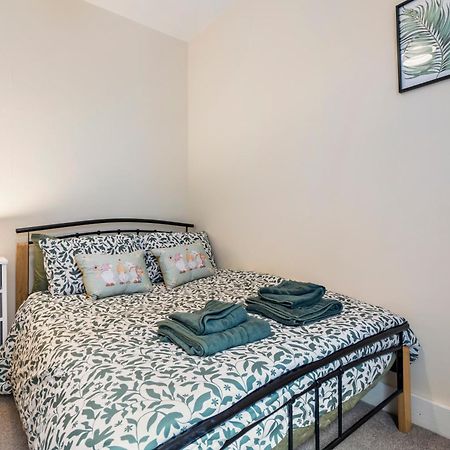 Modern 3 Bedroom Apartment In Wimbeldon Park Londres Exterior foto