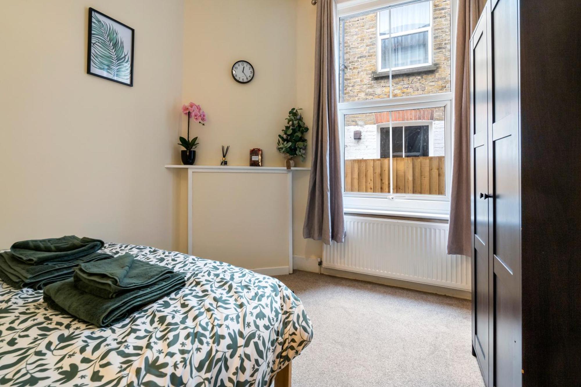 Modern 3 Bedroom Apartment In Wimbeldon Park Londres Exterior foto